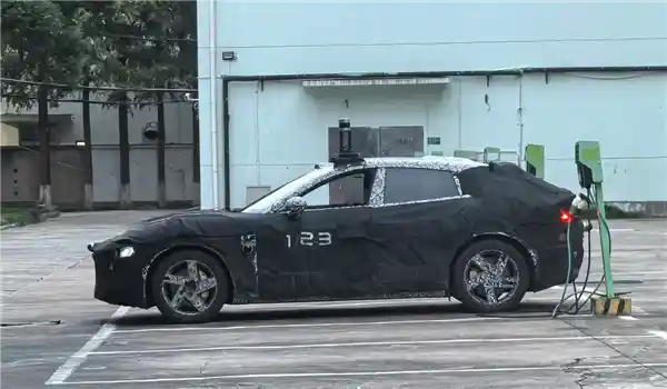 小米SUV曝光新款车型：土星环尾灯首次亮相SU7