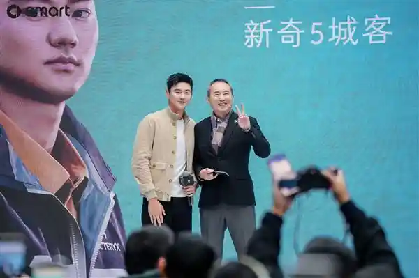 宁泽涛亮相首批全新smart #5集中交付仪式，引领明星车主风尚