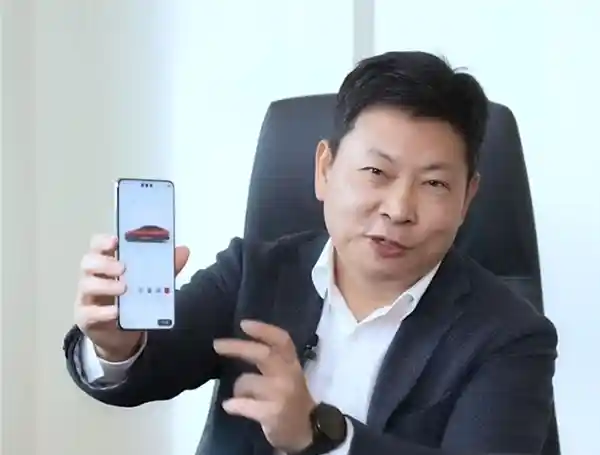 华为Mate 70 Pro+震撼登场！余承东揭晓独特三挖孔设计