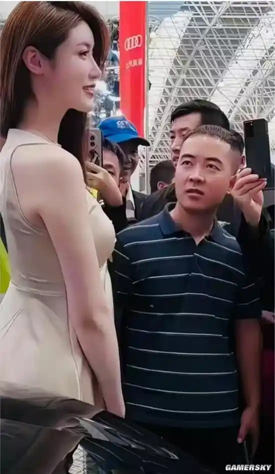 广州车展惊现爆火条纹哥引发争议：车模之美何须争议？