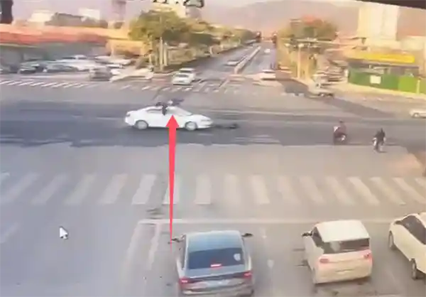 路人目瞪口呆！男子被撞飞后翻滚空中，竟然站起来追车？