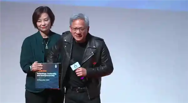 黄仁勋送出10张4060 Ti显卡，香港科技大学授予荣誉博士称号