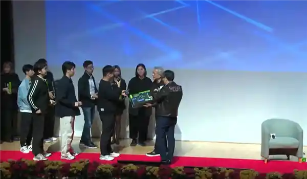 黄仁勋送出10张4060 Ti显卡，香港科技大学授予荣誉博士称号