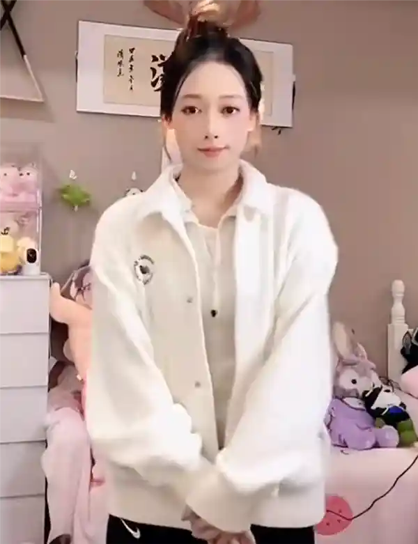 前体操冠军吴柳芳直播引发热议！一夜涨粉百万，擦边争议后发声：坚持真实，展现自我