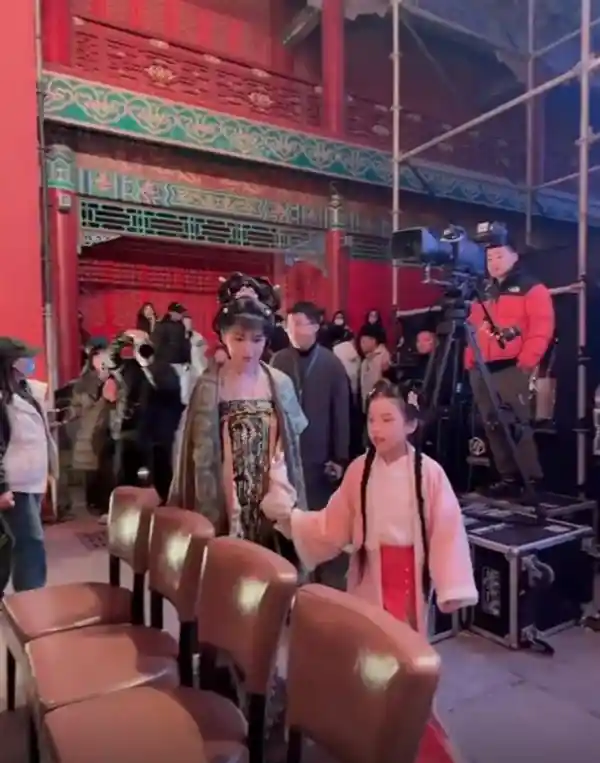 李子柒华丽亮相汉服盛典，绿色唐朝襦裙惊艳全场