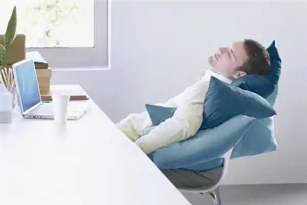 男士必读：睡眠健康穿睡衣VS裸睡，到底哪个更有益？