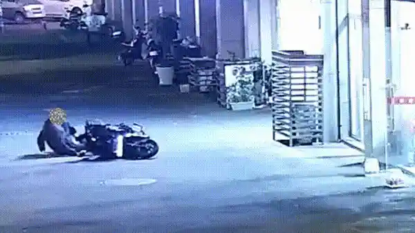 外卖小哥醉驾失控！撞破店家玻璃门，惊险一刻曝光