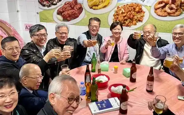 黄仁勋财爷现身香港大排档，引领一众大佬品尝美食