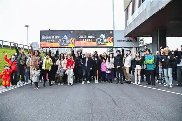 雅迪总裁亲自操作交付S80：亲力亲为，动手打螺丝、装电池，网友惊呼：物超所值！