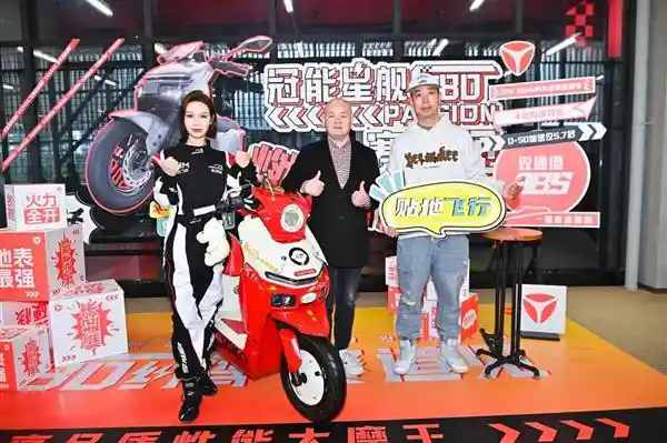 雅迪总裁亲自操作交付S80：亲力亲为，动手打螺丝、装电池，网友惊呼：物超所值！
