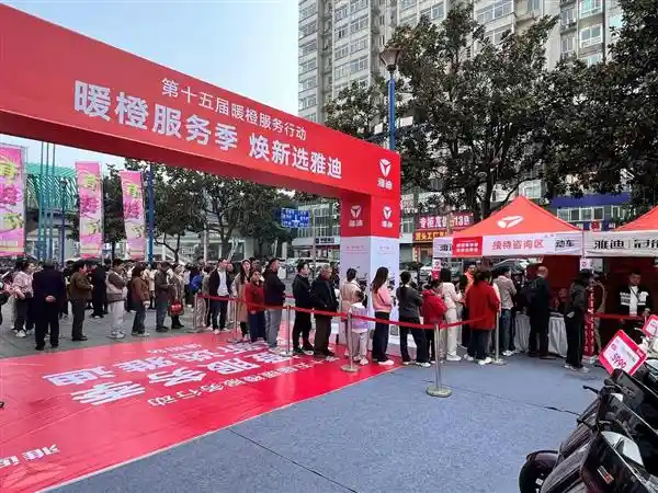 雅迪总裁亲自操作交付S80：亲力亲为，动手打螺丝、装电池，网友惊呼：物超所值！