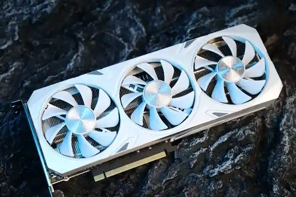 《飞雪逐鸭：GeForce RTX 4060 Ti带你体验《DUCKSIDE》绝地求鸭全新版本》