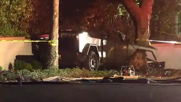 特斯拉Cybertruck惨遭烈火吞噬！车内3人不幸罹难，1人重伤幸存