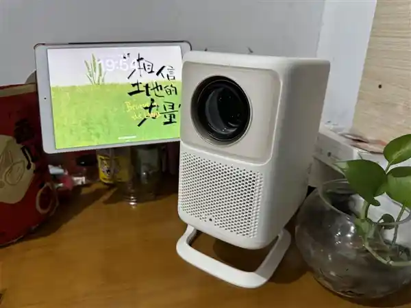 2024年最炫科技！千元神器哈趣New K2卧室投影，打造震撼视听盛宴