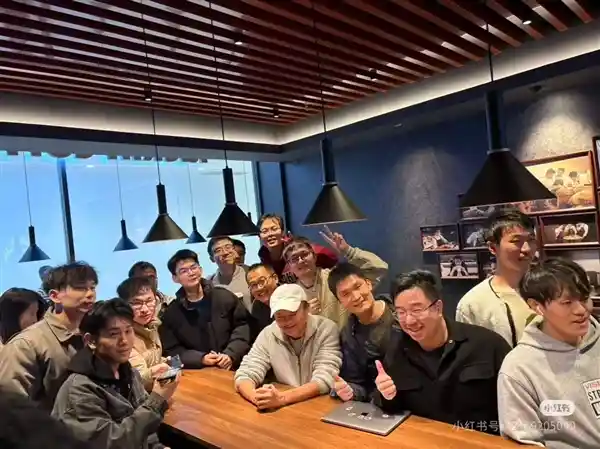 马云现身阿里巴巴总部！酷帅头戴鸭舌帽，手握咖啡展现好气色