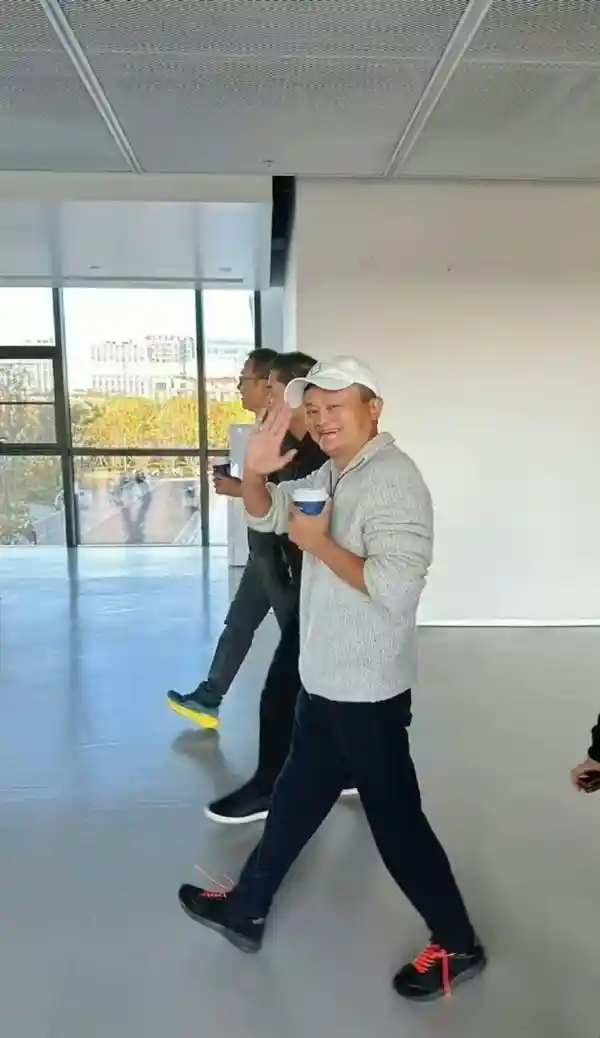马云现身阿里巴巴总部！酷帅头戴鸭舌帽，手握咖啡展现好气色