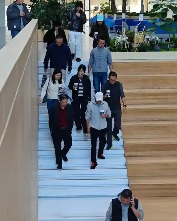 马云现身阿里巴巴总部！酷帅头戴鸭舌帽，手握咖啡展现好气色