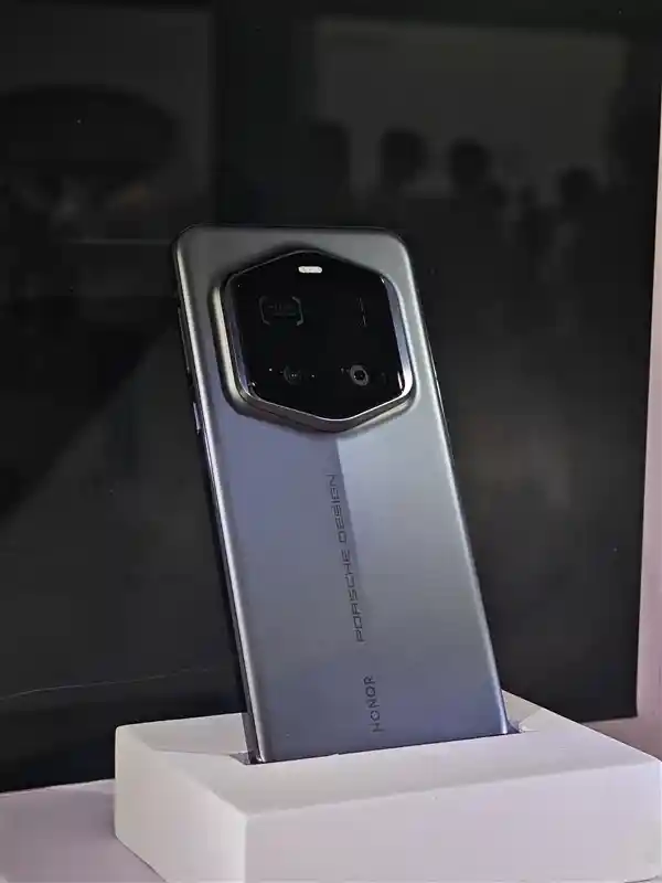 华为子品牌荣耀Magic7 RSR 保时捷设计曝光！竞争对手华为Mate 70 RS如何抗衡？