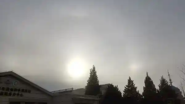北京惊现三阳奇观：三日连珠！大太阳夹两小太阳