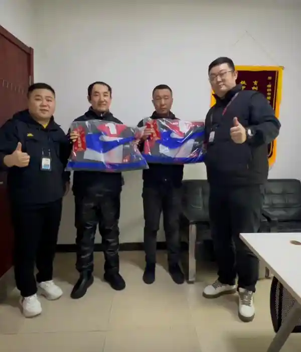 威海市街头感人一幕：顺丰快递员化身献血侠救人行动