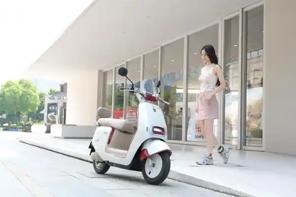 小刀电动车科技以旧换新，开启智能出行新时代