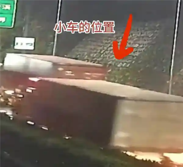 高速惊险追尾！驾驶员声称礼让却遭指责，真相究竟如何？