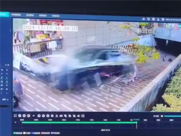 一小鹏G9误踩油门狂奔地库！撞毁闸机多车惨遭重击