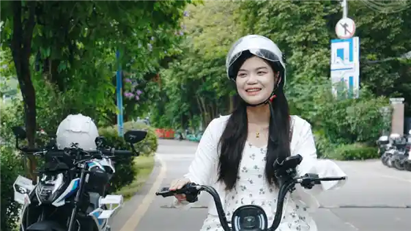 三位大学毕业生的职场奇遇：闪耀向善之光