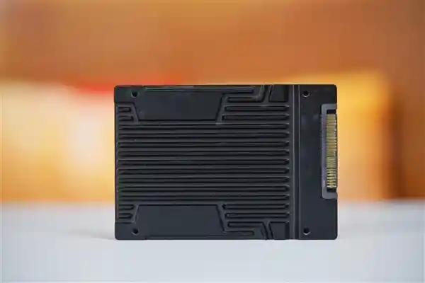 震撼！长江存储PE321 推出首款6.4TB SSD，搭载晶栈Xtacking 2.0技术！