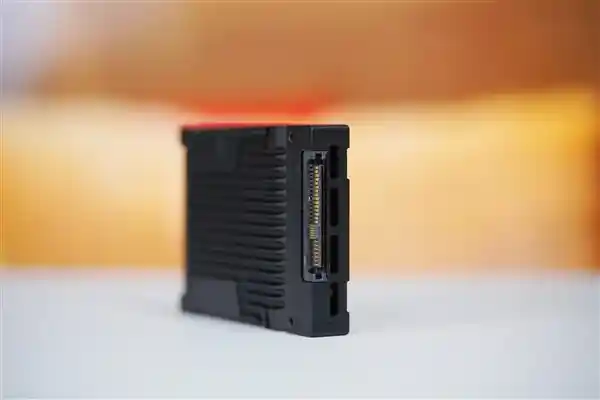 震撼！长江存储PE321 推出首款6.4TB SSD，搭载晶栈Xtacking 2.0技术！