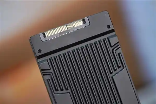 震撼！长江存储PE321 推出首款6.4TB SSD，搭载晶栈Xtacking 2.0技术！