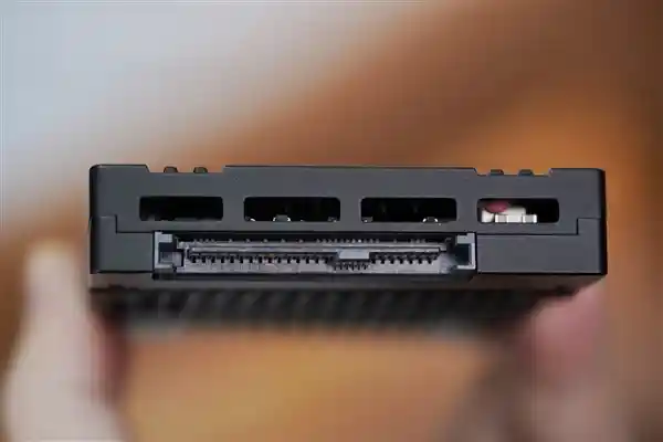 震撼！长江存储PE321 推出首款6.4TB SSD，搭载晶栈Xtacking 2.0技术！