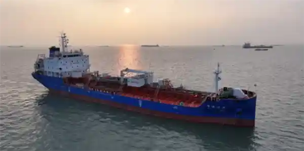 中国石油首艘自有化学品船舶华运通源正式下水，载重6300吨