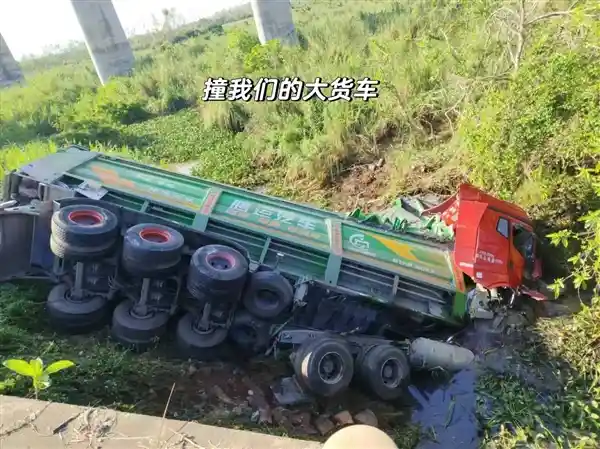 小鹏G6高速遭大货车追尾，3人死里逃生，随后成功转身提起P7，故事令人感动！