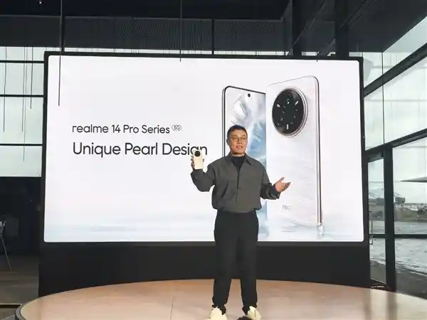 真我14 Pro+惊艳亮相：独家温感变色技术震撼登场