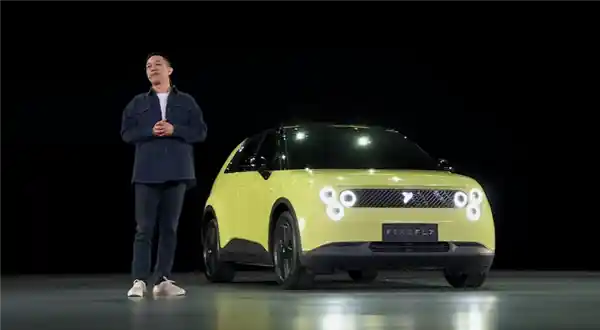 蔚来全新品牌萤火虫首款车型亮相：独具特色的三眼灯设计