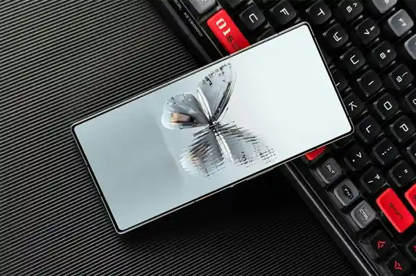 【红魔10 Pro《鸣潮》联名款震撼发布：外形惊艳 动能无限】