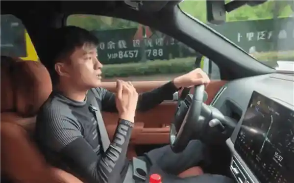 车主用8000块做了个创意支架，半年赚了130万，这个创意支架是什么？