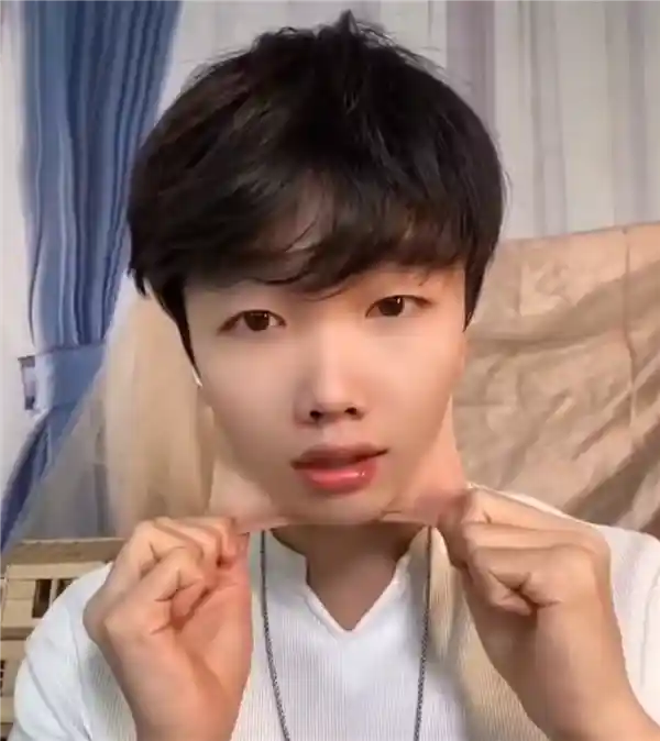 男子暴瘦110斤后被指戴人皮面具？他的皮肤竟然能拉得很长！