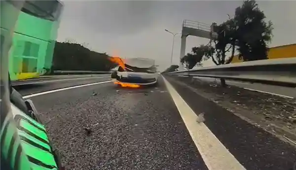 小米SU7车主遭遇追尾自燃，车辆完好无损，摄像头依旧正常，主人安然无恙!