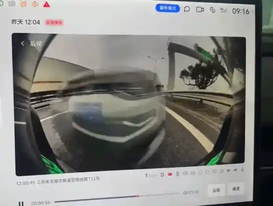小米SU7高速遭追尾起火，惊险一刻！车主幸运逃生无恙