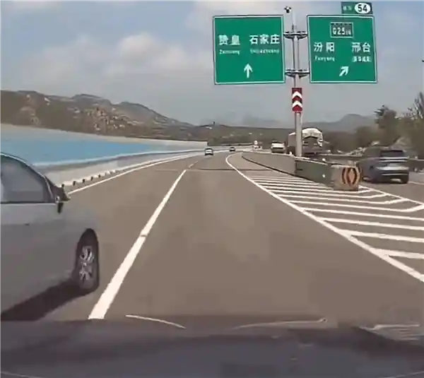 高速公路实线下匝道口追尾案件引发争议！法院裁定双方各承担一半责任，网友热议