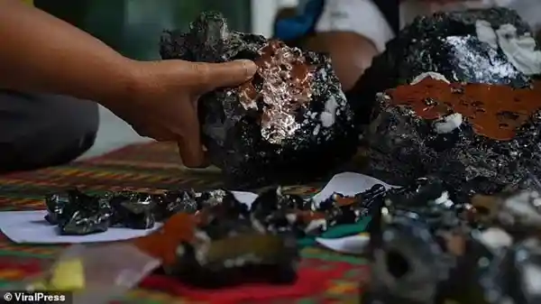 夫妻捡到黑色石头后，惊喜发现身体倍棒