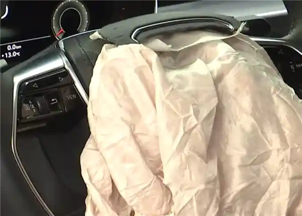 奥迪A8L车主称车辆撞击未弹出气囊 客服回应：底盘受损
