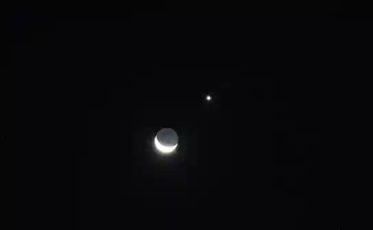 12月5日，天际奇观！金星与皓月同框