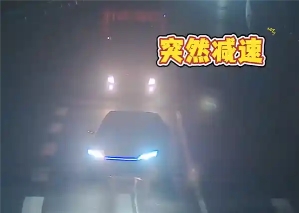 女司机高速路口急减速压实线变道引发事故，面对指责却强硬否认