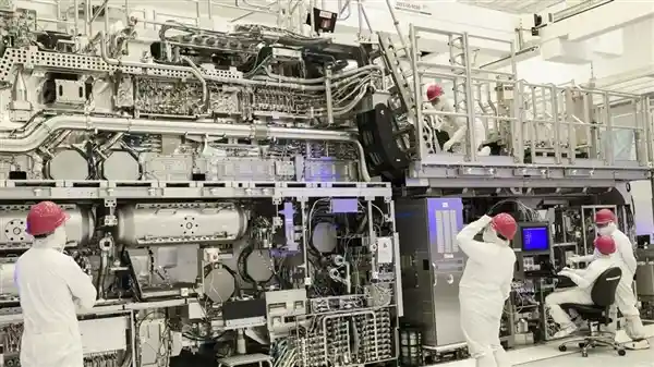 英特尔市值蒸发万亿，CEO惨遭下课 绝地反击方案曝光
