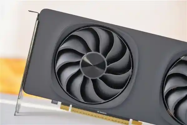Intel锐炫B580限量版显卡揭秘：与RTX 4060对标的最新力作