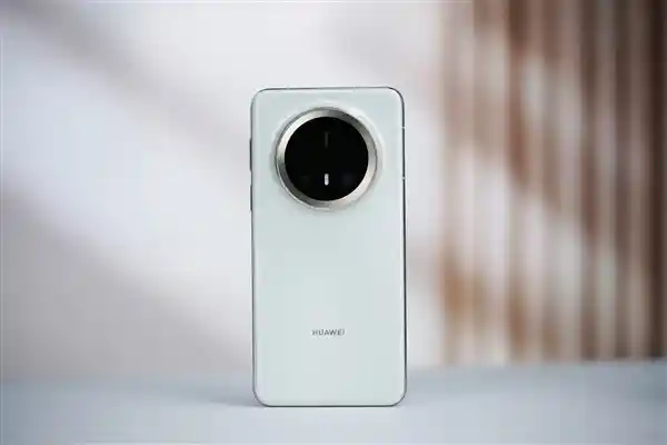 华为Mate 70 Pro+惊艳亮相！飞天青配色引爆视觉盛宴