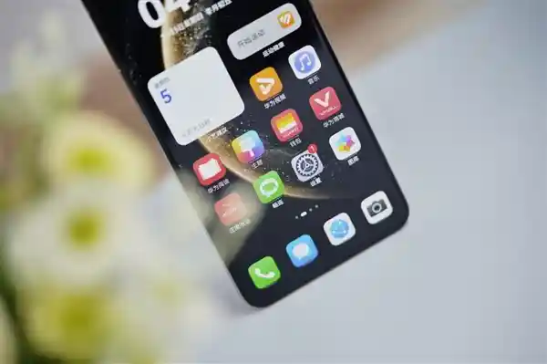 华为Mate 70 Pro+惊艳亮相！飞天青配色引爆视觉盛宴